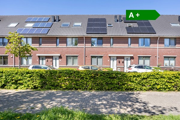 Uitgebouwde gezinswoning met vier slaapkamers en vrij uitzicht op groen